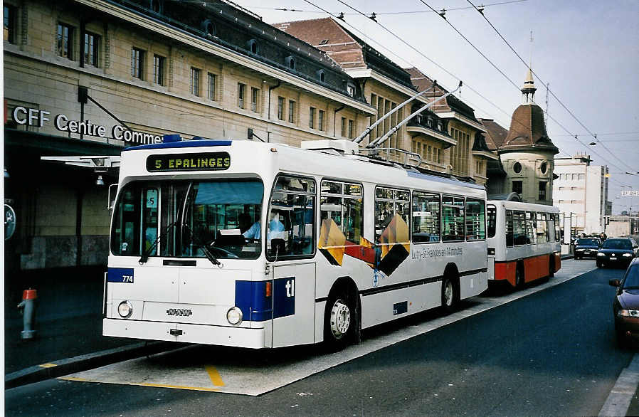 (052'233) - TL Lausanne - Nr. 774 - NAW/Lauber Trolleybus am 17. M�rz 2002 beim Bahnhof Lausanne