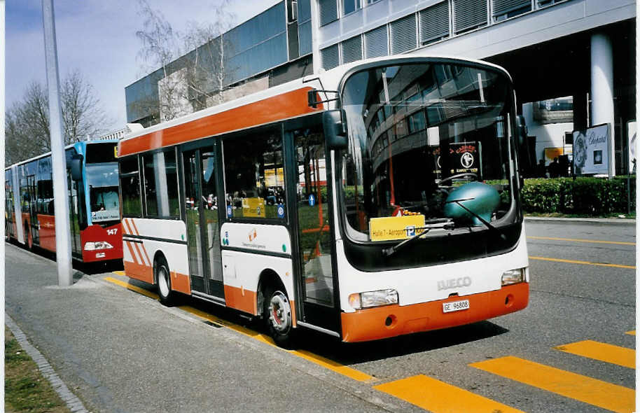 (052'301) - TPG Gen�ve - GE 96'808 - Iveco am 17. M�rz 2002 in Gen�ve, Palexpo