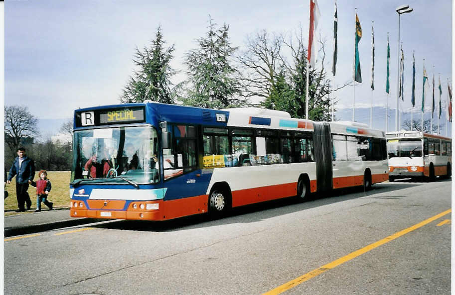 (052'306) - TPG Gen�ve - Nr. 330/GE 96'707 - Volvo am 17. M�rz 2002 in Gen�ve, Palexpo