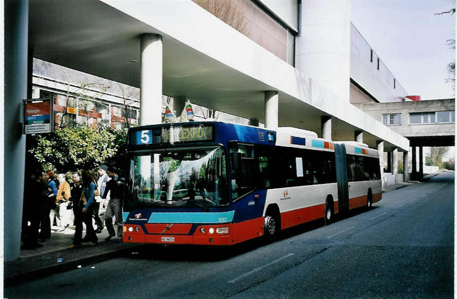 (052'312) - TPG Gen�ve - Nr. 352/GE 96'731 - Volvo am 17. M�rz 2002 in Gen�ve, Palexpo