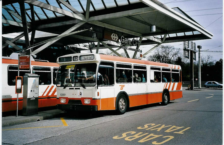 (052'336) - Shuttle, Gen�ve - GE 96'899 - FBW/Hess-Lauber (ex TPG Gen�ve Nr. 545 + 255) am 17. M�rz 2002 in Gen�ve, A�roport