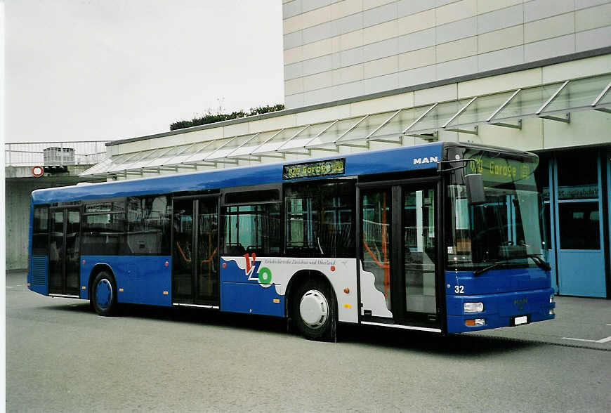 (052'528) - VZO Gr�ningen - Nr. 32/ZH 255'966 - MAN am 23. M�rz 2002 in Gr�ningen, Garage