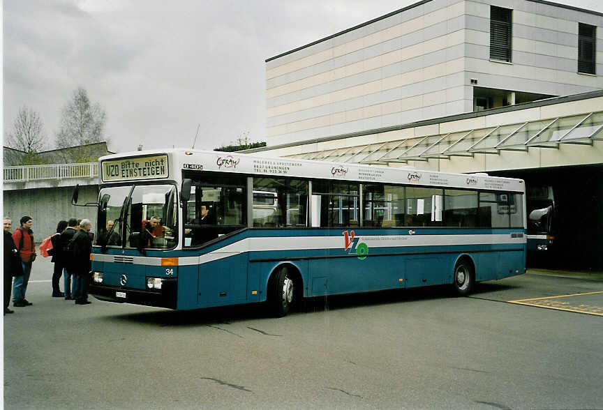 (052'602) - VZO Gr�ningen - Nr. 34/ZH 124'134 - Mercedes am 23. M�rz 2002 in Gr�ningen, Garage