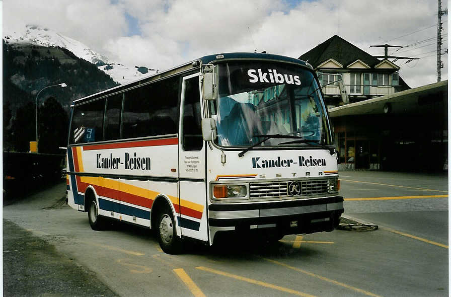 (052'618) - Kander-Reisen, Frutigen - Nr. 1 - Setra am 24. M�rz 2002 beim Bahnhof Frutigen
