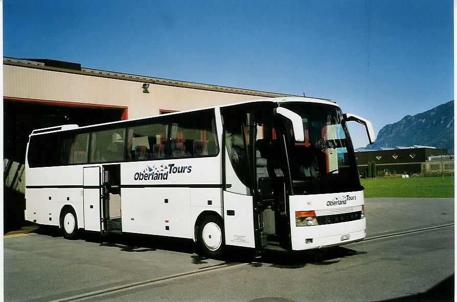 (052'627) - AAGI Interlaken - Nr. 18/BE 70'064 - Setra am 29. M�rz 2002 in Interlaken, Garage