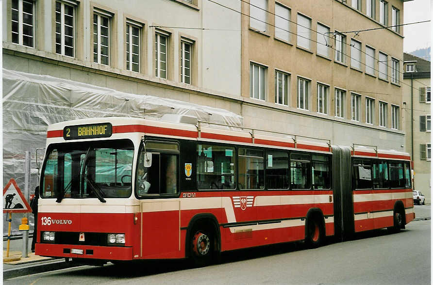 (052'634) - VB Biel - Nr. 136/BE 446'136 - Volvo/R&J am 30. M�rz 2002 beim Bahnhof Biel