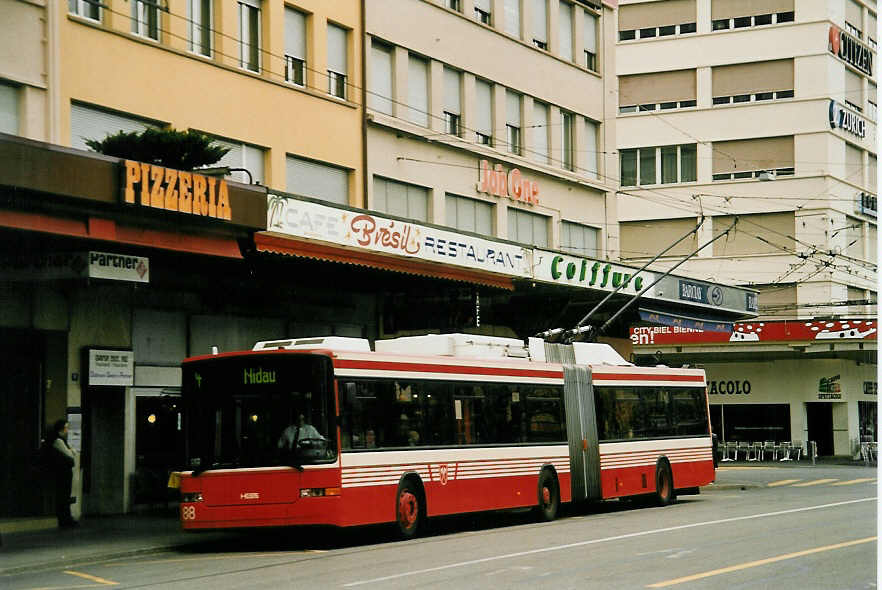 (052'635) - VB Biel - Nr. 88 - NAW/Hess Gelenktrolleybus am 30. M�rz 2002 beim Bahnhof Biel