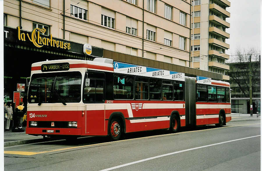 (052'636) - VB Biel - Nr. 134/BE 446'134 - Volvo/R&J am 30. M�rz 2002 beim Bahnhof Biel