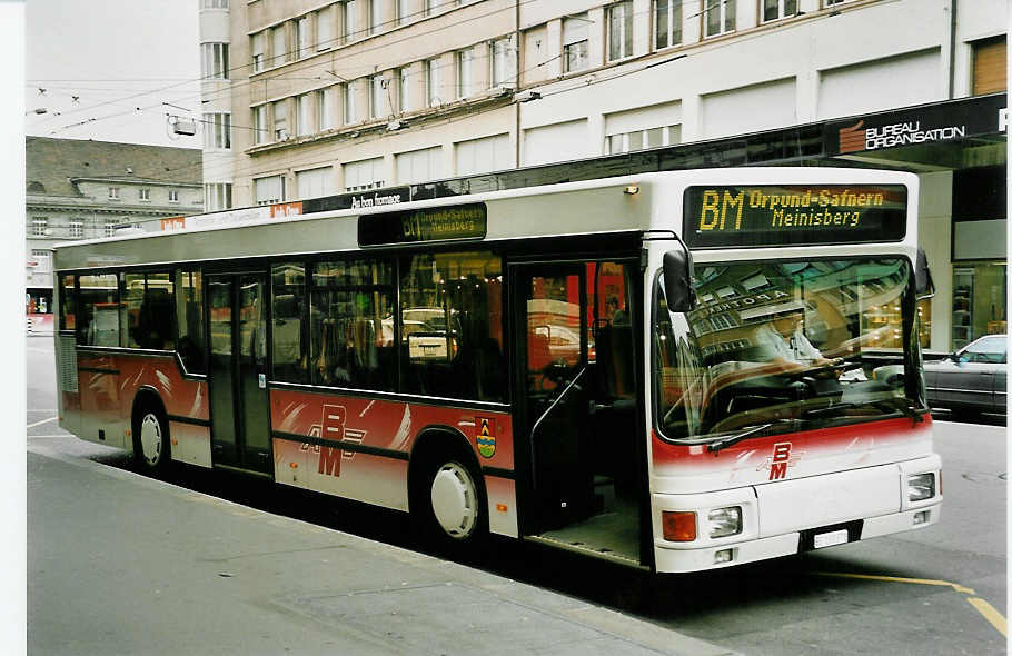 (052'701) - ABM Meinisberg - Nr. 1/BE 133'371 - MAN am 30. M�rz 2002 beim Bahnhof Biel