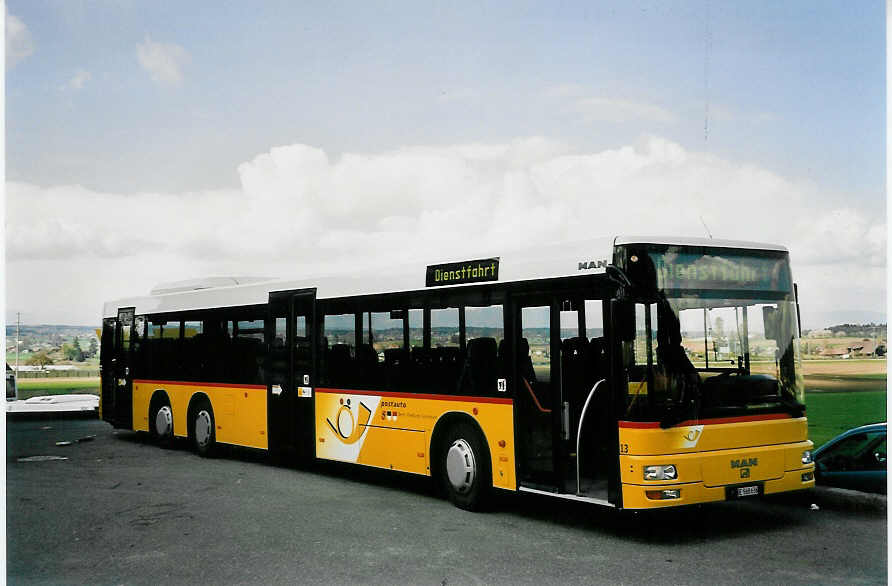 (052'912) - Engeloch, Riggisberg - Nr. 13/BE 568'636 - MAN am 15. April 2002 in Sch�nb�hl, Carrosserie Kiener