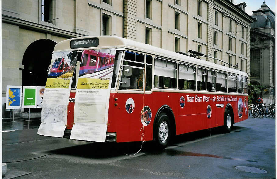 (053'201) - SVB Bern - Nr. 164/BE 113'164 - FBW/R&J am 20. April 2002 in Bern, Zytglogge (Enteiser; im Einsatz f�r  Tram Bern West )