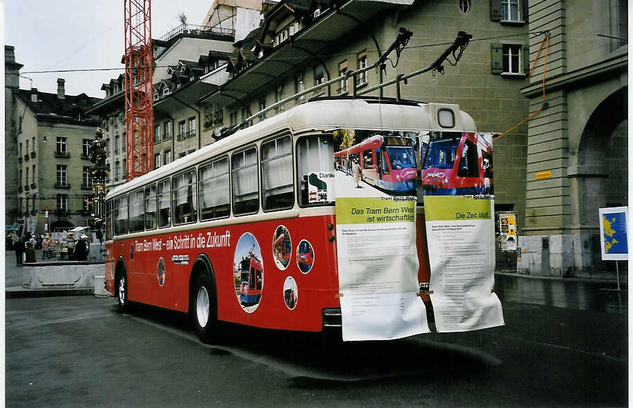 (053'202) - SVB Bern - Nr. 164/BE 113'164 - FBW/R&J am 20. April 2002 in Bern, Zytglogge (Enteiser; im Einsatz f�r  Tram Bern West )