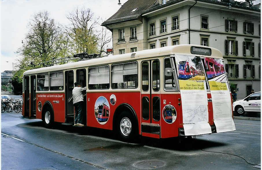 (053'203) - SVB Bern - Nr. 164/BE 113'164 - FBW/R&J am 20. April 2002 in Bern, Zytglogge (Enteiser; im Einsatz f�r  Tram Bern West )