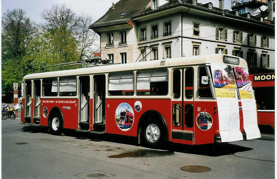 (053'207) - SVB Bern - Nr. 164/BE 113'164 - FBW/R&J am 20. April 2002 in Bern, Zytglogge (Enteiser; im Einsatz f�r  Tram Bern West )