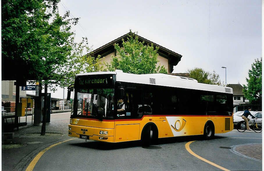 (053'304) - Lengacher, M�nsingen - Nr. 3/BE 547'388 - MAN/G�ppel am 9. Mai 2002 beim Bahnhof Wichtrach