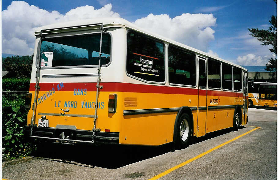 (053'431) - PTT-Regie - P 25'631 - Saurer/Hess am 20. Mai 2002 in Yverdon, Garage
