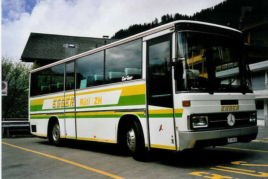 (053'516) - Egger, R�ti - ZH 88'018 - Mercedes/R&J am 25. Mai 2002 in Adelboden, Landstrasse