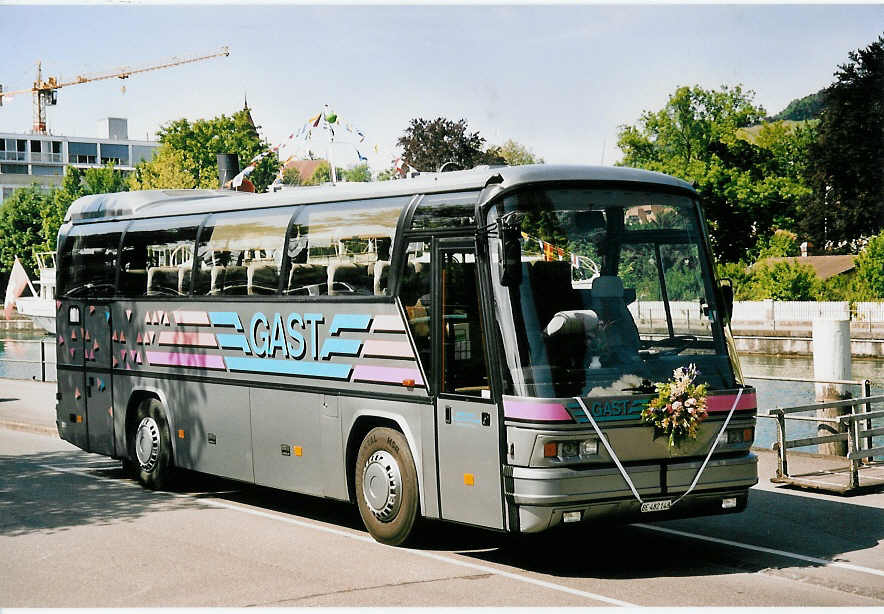 (053'603) - Gast, Utzenstorf - BE 482'148 - Neoplan am 1. Juni 2002 bei der Schiffl�ndte Thun