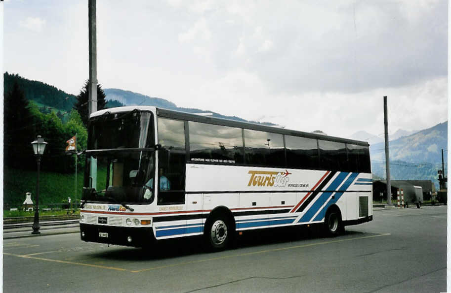 (053'609) - TourisCar, Gen�ve - GE 96'032 - Van Hool am 2. Juni 2002 beim Bahnhof Gstaad