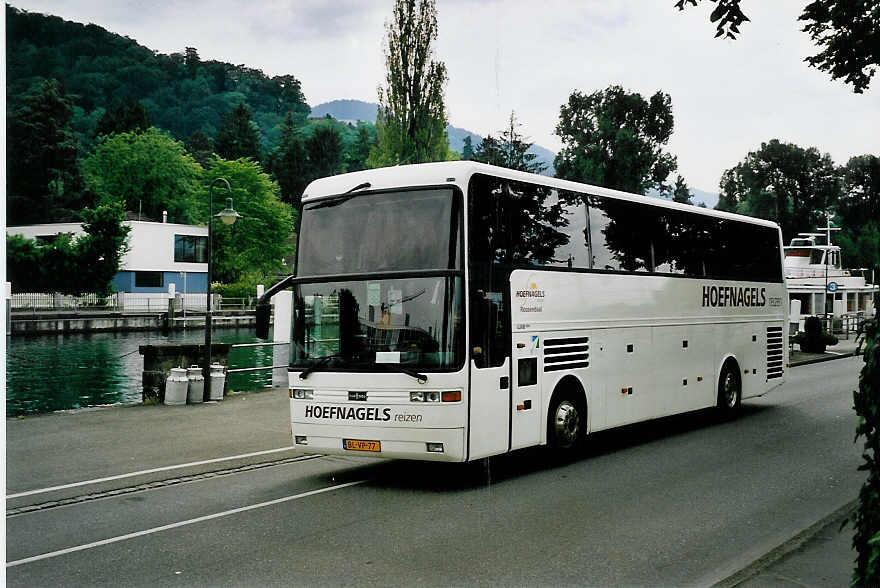 (053'611) - Aus Holland: Hoefnagels, Roosendaal - BL-VP-77 - Van Hool am 3. Juni 2002 bei der Schiffl�ndte Thun