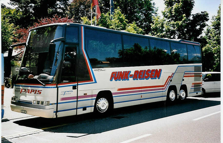 (053'631) - Papis, Schafisheim - AG 6385 - Dr�gm�ller am 12. Juni 2002 in Thun, Lachen