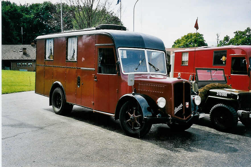 (053'716) - M�ller, Lauerz - SZ 44'050 - Berna/Hess (ex KTA Bern) am 15. Juni 2002 in Hinwil, Restaurant Sch�nau