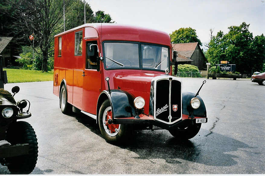 (053'717) - Schuler, Erstfeld - UR 9031 - Berna/Hess (ex H�fliger, Luzern; ex M+3143) am 15. Juni 2002 in Hinwil, Restaurant Sch�nau