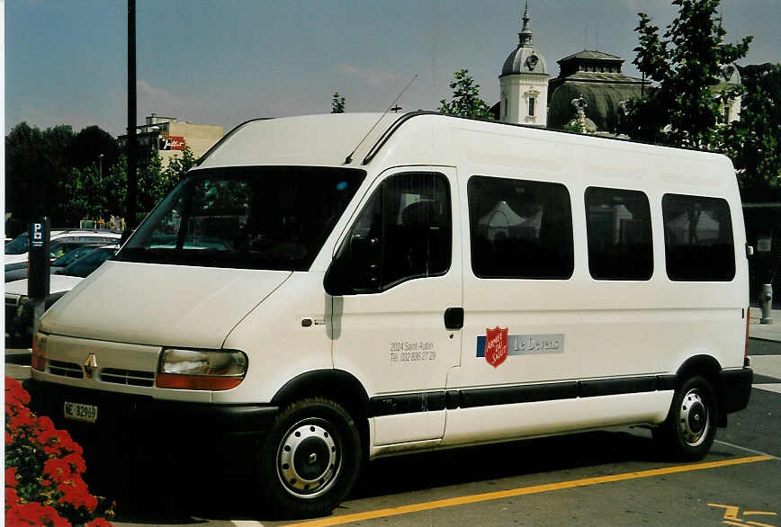 (054'132) - Arm�e du Salut, St-Aubin - NE 82'969 - Renault am 22. Juni 2002 beim Bahnhof Yverdon