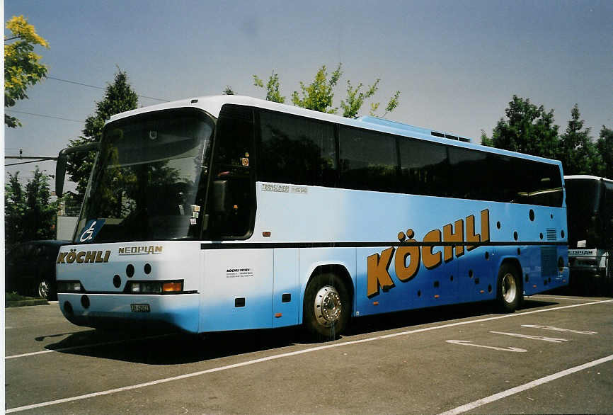 (054'210) - K�chli, Bachs - ZH 42'012 - Neoplan am 26. Juni 2002 iin Thun, Seestrasse