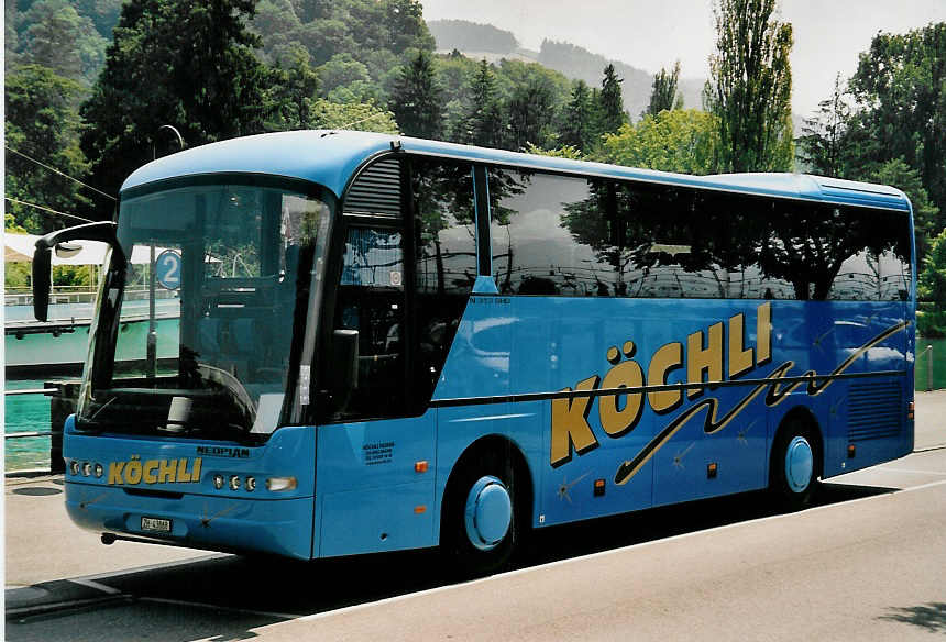 (054'212) - K�chli, Bachs - ZH 43'838 - Neoplan am 26. Juni 2002 bei der Schiffl�ndte Thun