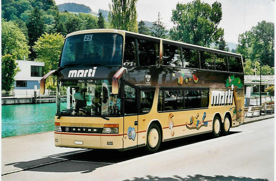 (054'321) - Marti, Kallnach - Nr. 25/BE 572'225 - Setra am 11. Juli 2002 bei der Schiffl�ndte Thun
