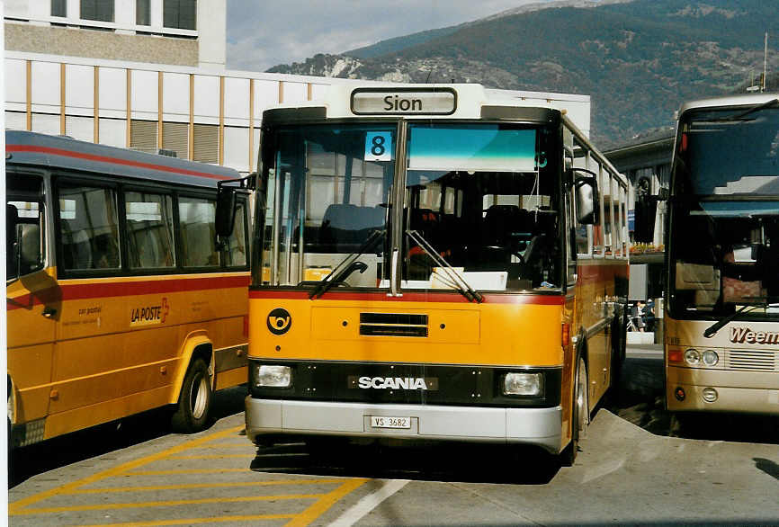(054'911) - Dubuis, Savi�se - VS 3682 - Scania/Lauber am 23. Juli 2002 beim Bahnhof Sion