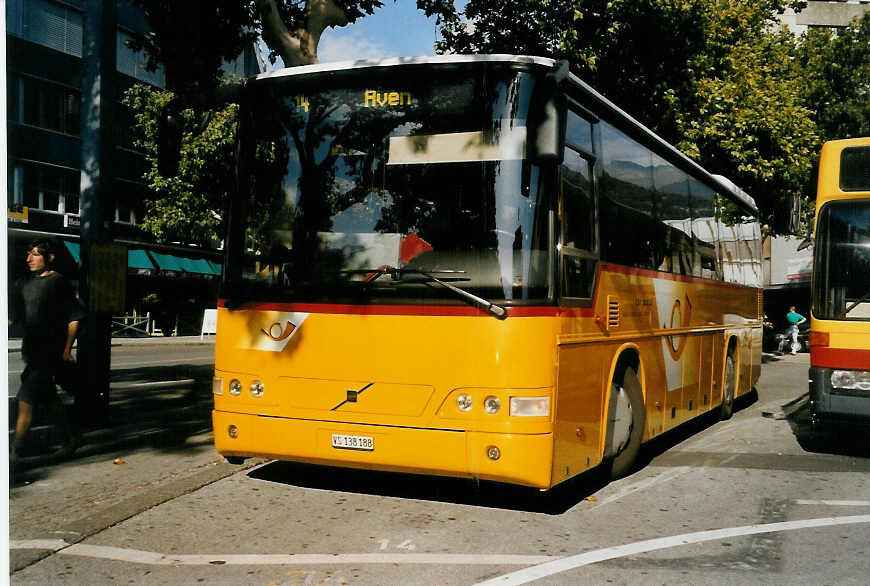 (054'919) - Ev�quoz, Erde - VS 138'188 - Volvo am 23. Juli 2002 beim Bahnhof Sion