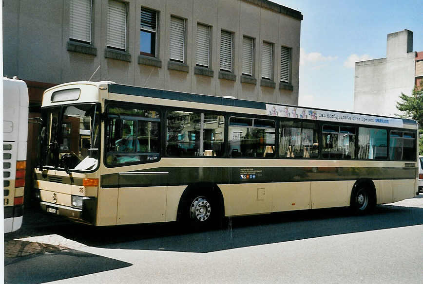 (055'112) - AZZK Zollikon - Nr. 25/ZH 492'025 - Mercedes/R&J am 27. Juli 2002 beim Bahnhof K�snacht