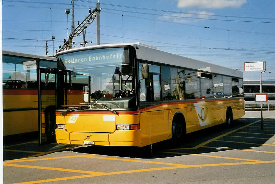 (055'119) - Schuler, Feusisberg - SZ 69'121 - Volvo/Hess am 27. Juli 2002 beim Bahnhof Pf�ffikon
