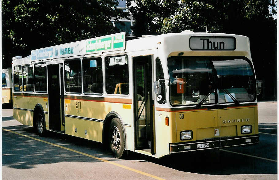 (055'404) - STI Thun - Nr. 58/BE 413'458 - Saurer/R&J am 17. August 2002 bei der Schiffl�ndte Thun