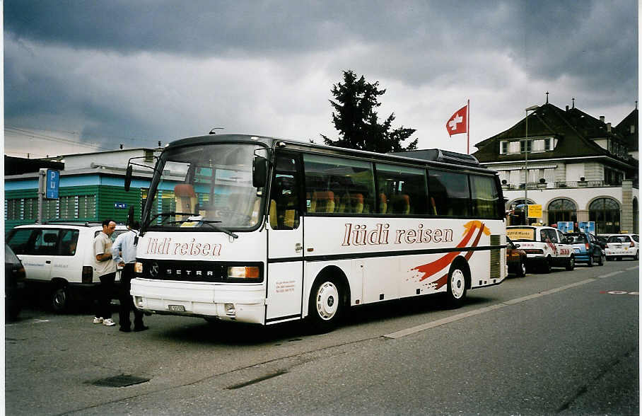 (055'427) - L�di, Uetendorf - BE 103'520 - Setra am 24. August 2002 beim Bahnhof Thun