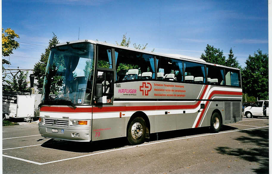 (055'928) - H�fliger, Sursee - Nr. 73/LU 15'540 - Volvo/Berkhof am 8. September 2002 in Thun, Seestrasse