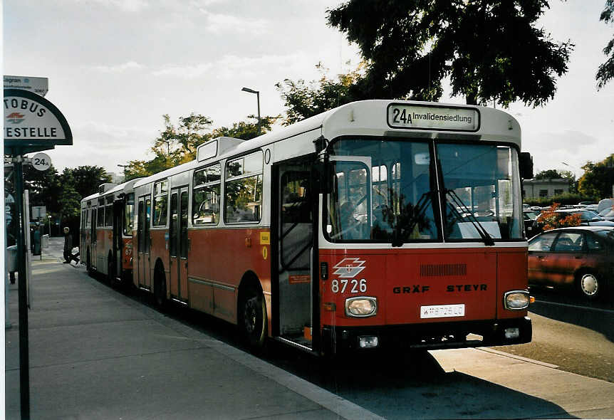 (056'327) - Wiener Linien - Nr. 8726/W 8726 LO - Gr�f/Steyr am 7. Oktober 2002 in Wien, Kagran