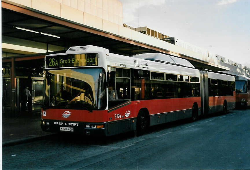 (056'401) - Wiener Linien - Nr. 8194/W 2034 LO - Gr�f&Stift am 7. Oktober 2002 in Wien, Kagran