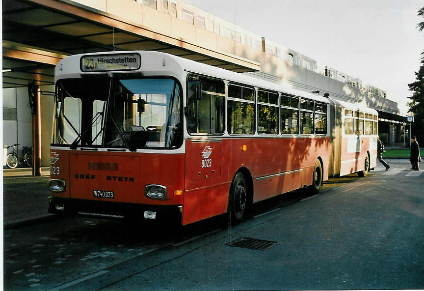 (056'402) - Wiener Linien - Nr. 8023/W 740'023 - Gr�f/Steyr am 7. Oktober 2002 in Wien, Kagran
