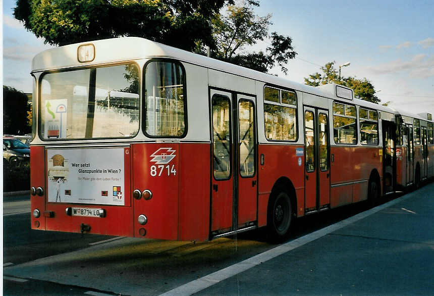 (056'403) - Wiener Linien - Nr. 8714/W 8714 LO - Gr�f/Steyr am 7. Oktober 2002 in Wien, Kagran
