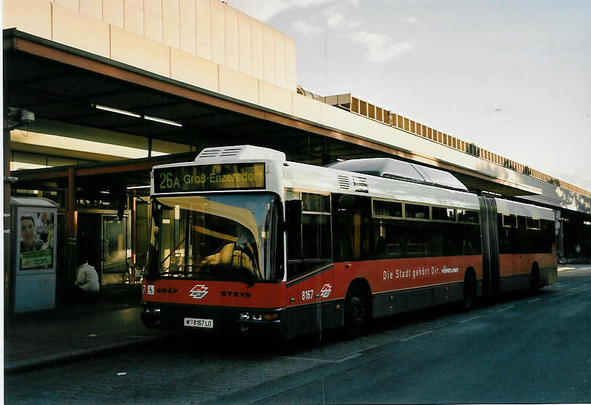 (056'404) - Wiener Linien - Nr. 8167/W 8167 LO - Gr�f/Steyr am 7. Oktober 2002 in Wien, Kagran