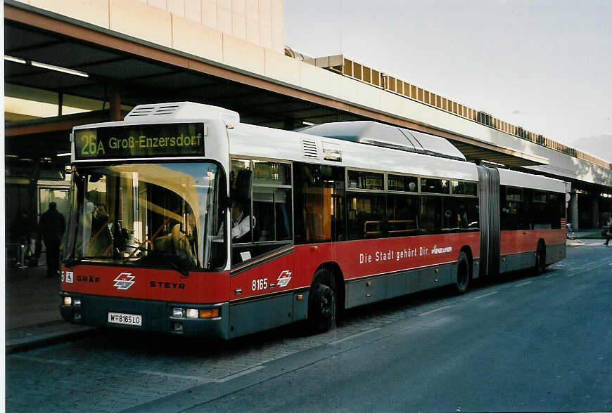 (056'405) - Wiener Linien - Nr. 8165/W 8165 LO - Gr�f/Steyr am 7. Oktober 2002 in Wien, Kagran