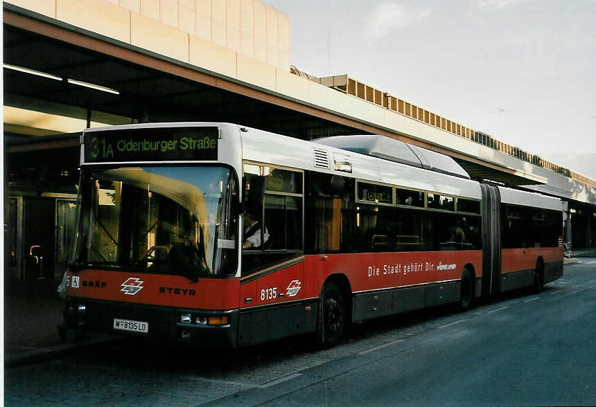 (056'406) - Wiener Linien - Nr. 8135/W 8135 LO - Gr�f/Steyr am 7. Oktober 2002 in Wien, Kagran
