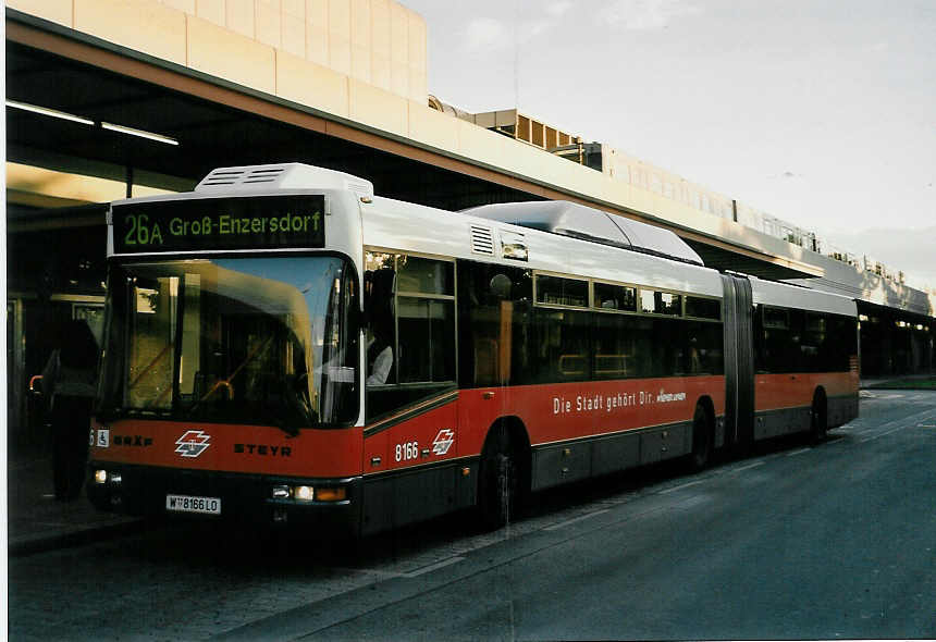 (056'407) - Wiener Linien - Nr. 8166/W 8166 LO - Gr�f/Steyr am 7. Oktober 2002 in Wien, Kagran