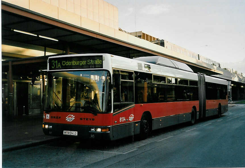 (056'408) - Wiener Linien - Nr. 8134/W 8134 LO - Gr�f/Steyr am 7. Oktober 2002 in Wien, Kagran