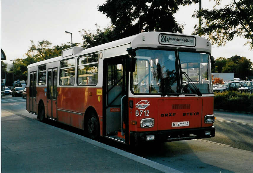 (056'409) - Wiener Linien - Nr. 8712/W 8712 LO - Gr�f/Steyr am 7. Oktober 2002 in Wien, Kagran