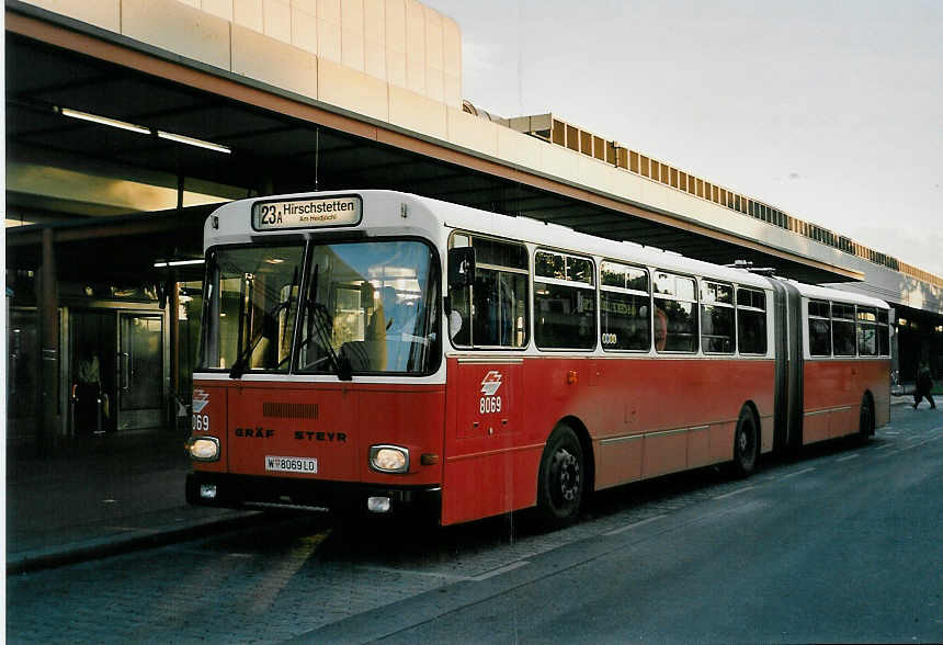 (056'410) - Wiener Linien - Nr. 8069/W 8069 LO - Gr�f/Steyr am 7. Oktober 2002 in Wien, Kagran