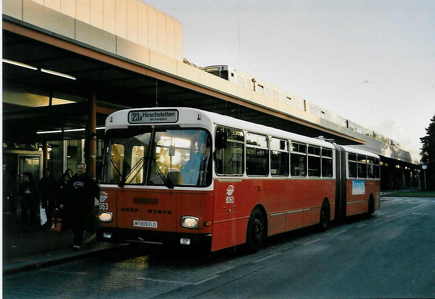 (056'411) - Wiener Linien - Nr. 8063/W 8063 LO - Gr�f/Steyr am 7. Oktober 2002 in Wien, Kagran